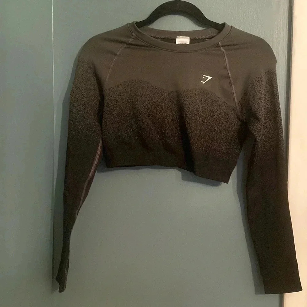 Gymshark long sleeve crop top- gray/black - medium - scoop neck